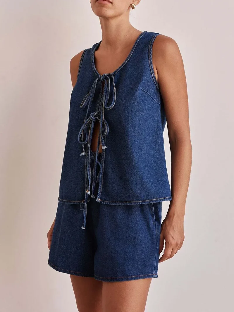 Ensemble en jean avec gilet noué sur le devant et short