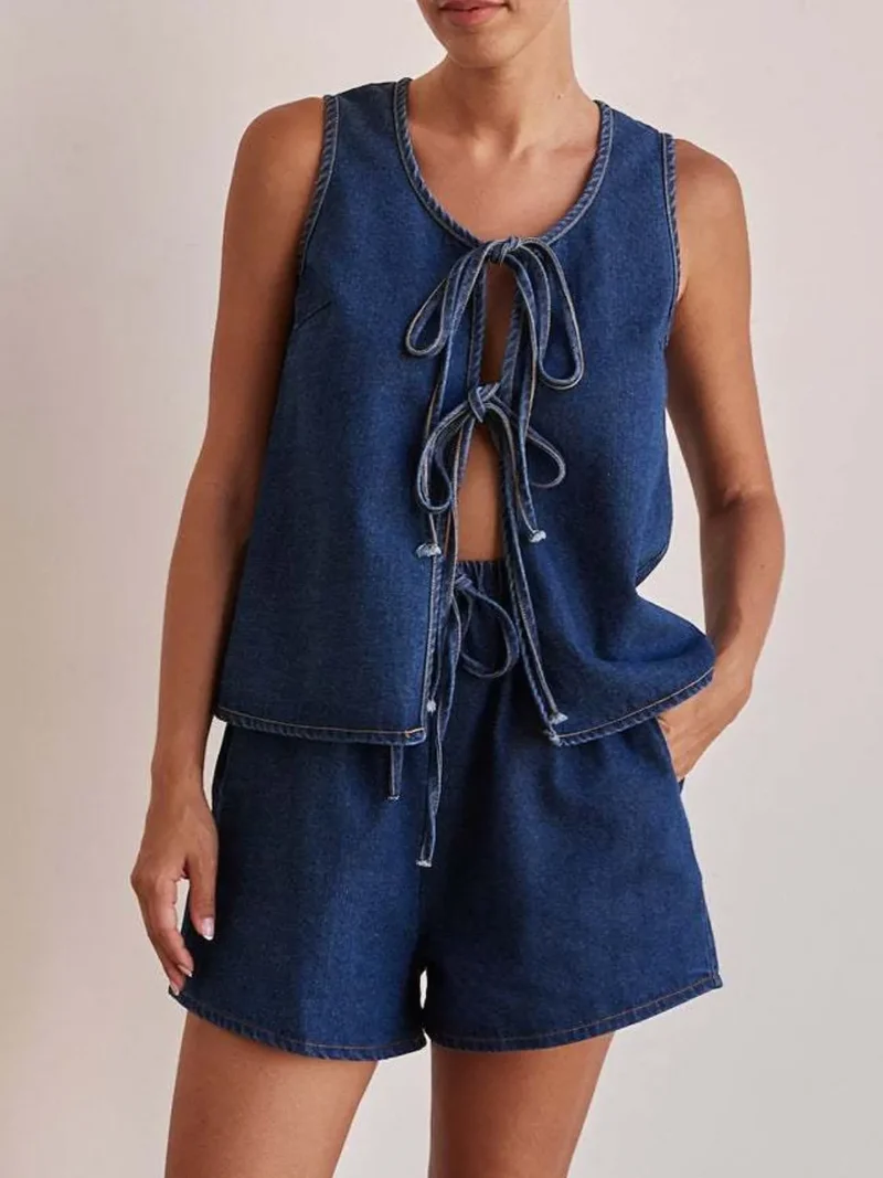 Ensemble en jean avec gilet noué sur le devant et short