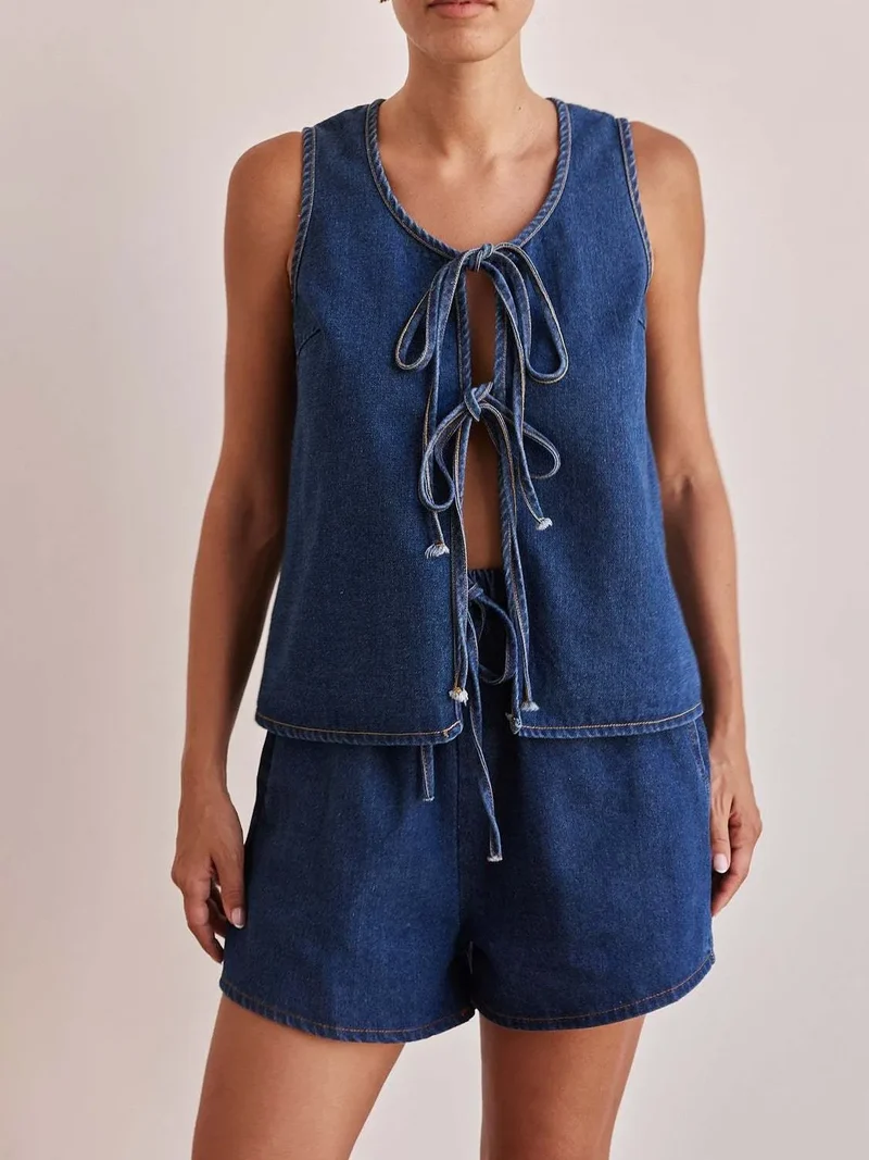 Ensemble en jean avec gilet noué sur le devant et short