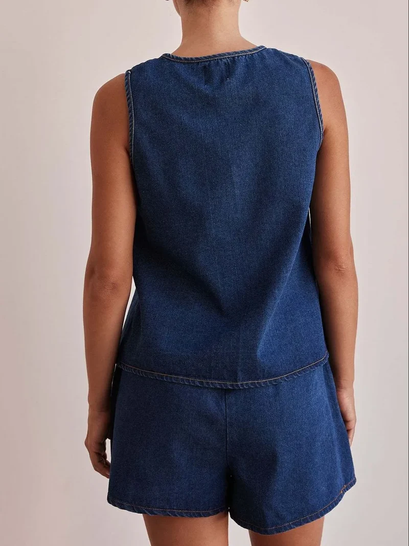 Ensemble en jean avec gilet noué sur le devant et short