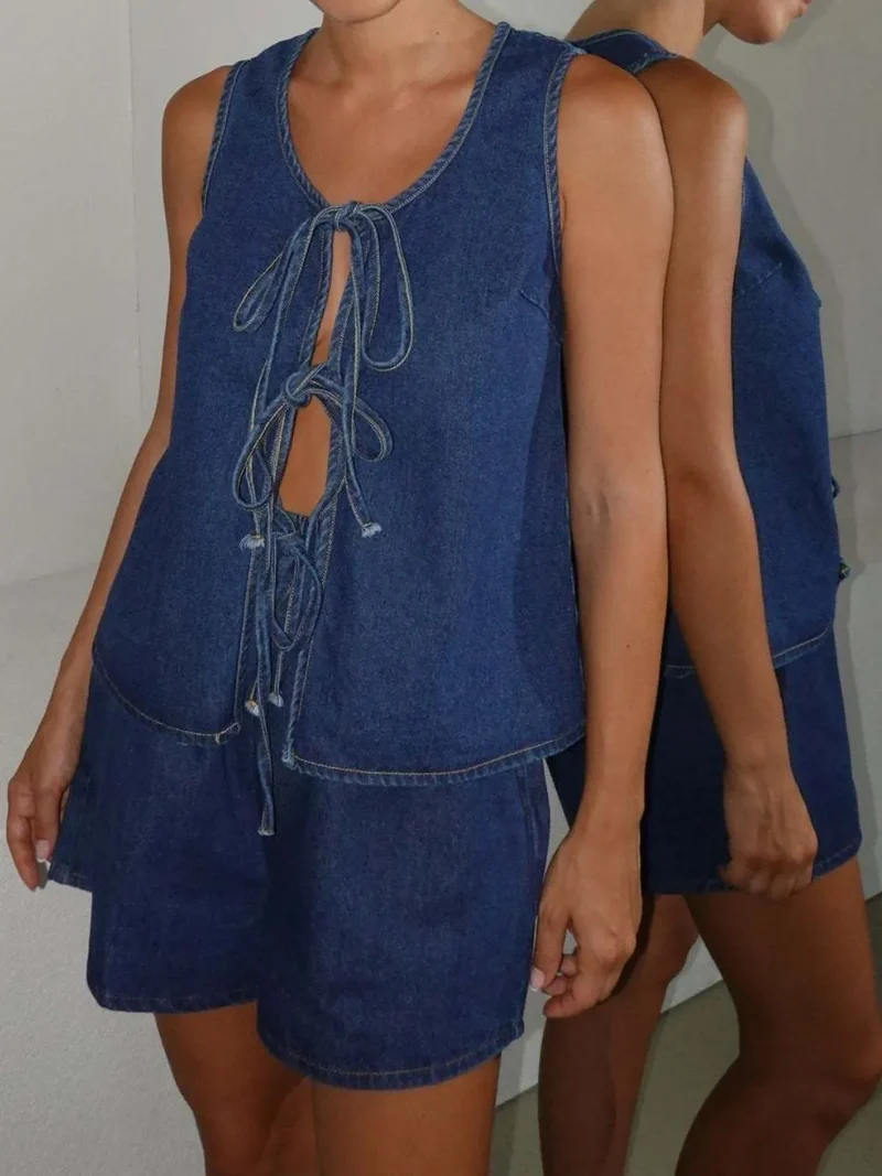 Ensemble en jean avec gilet noué sur le devant et short