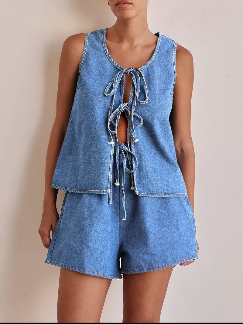 Ensemble en jean avec gilet noué sur le devant et short