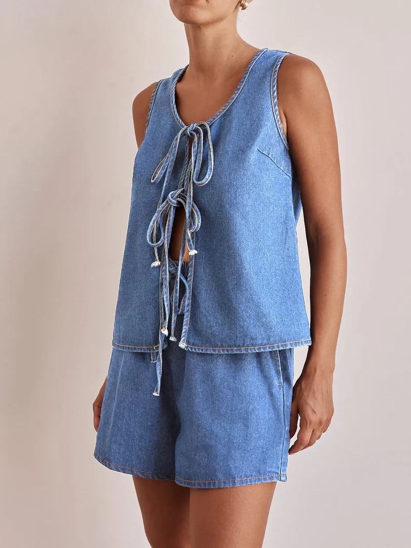 Ensemble en jean avec gilet noué sur le devant et short