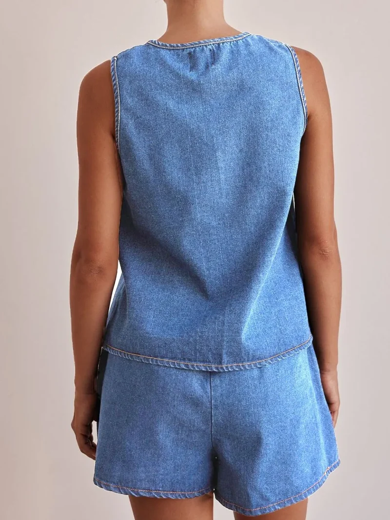 Ensemble en jean avec gilet noué sur le devant et short