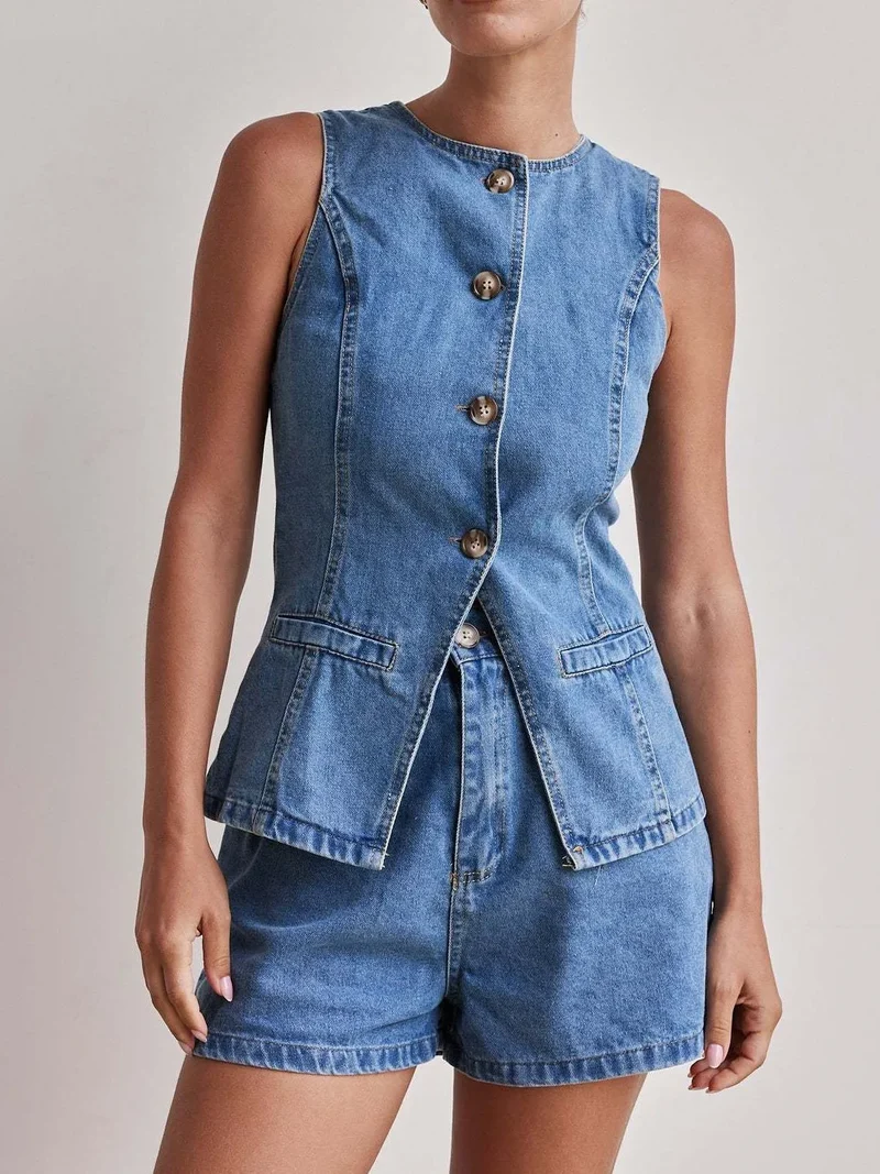 Ensemble gilet boutonné et short en jean