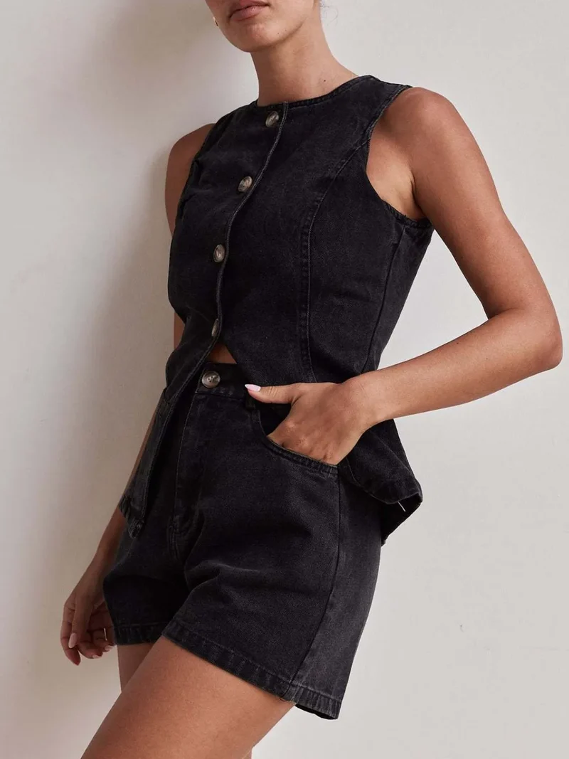 Ensemble gilet boutonné et short en jean