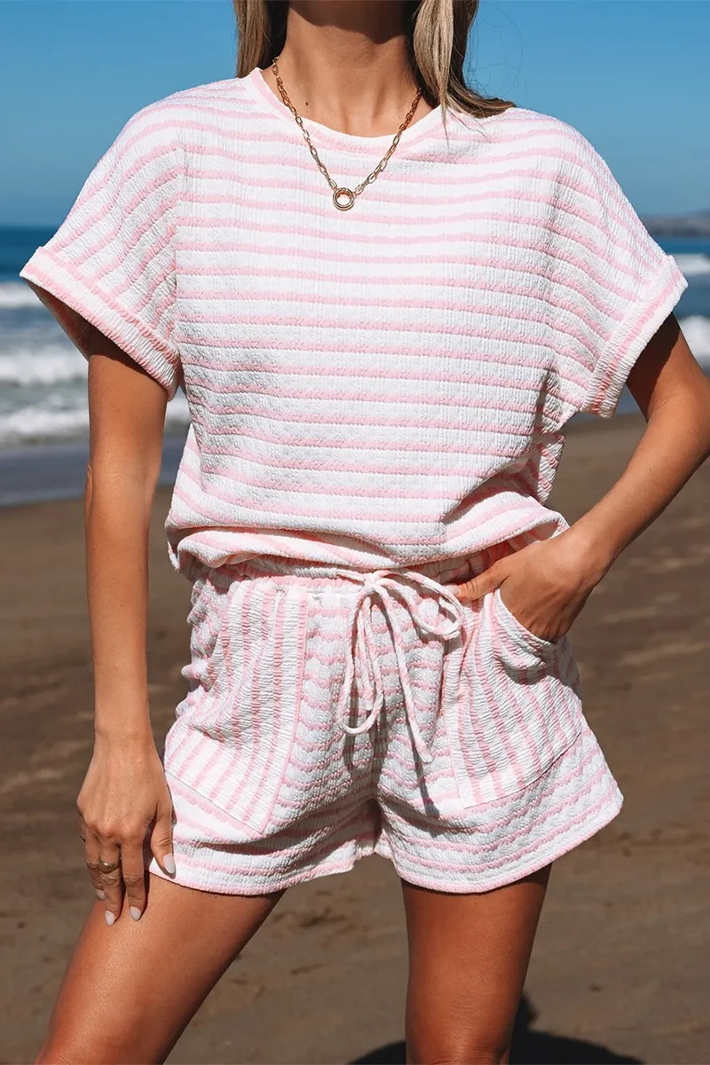 Ensemble haut à manches courtes en tricot rayé et short à cordon de serrage