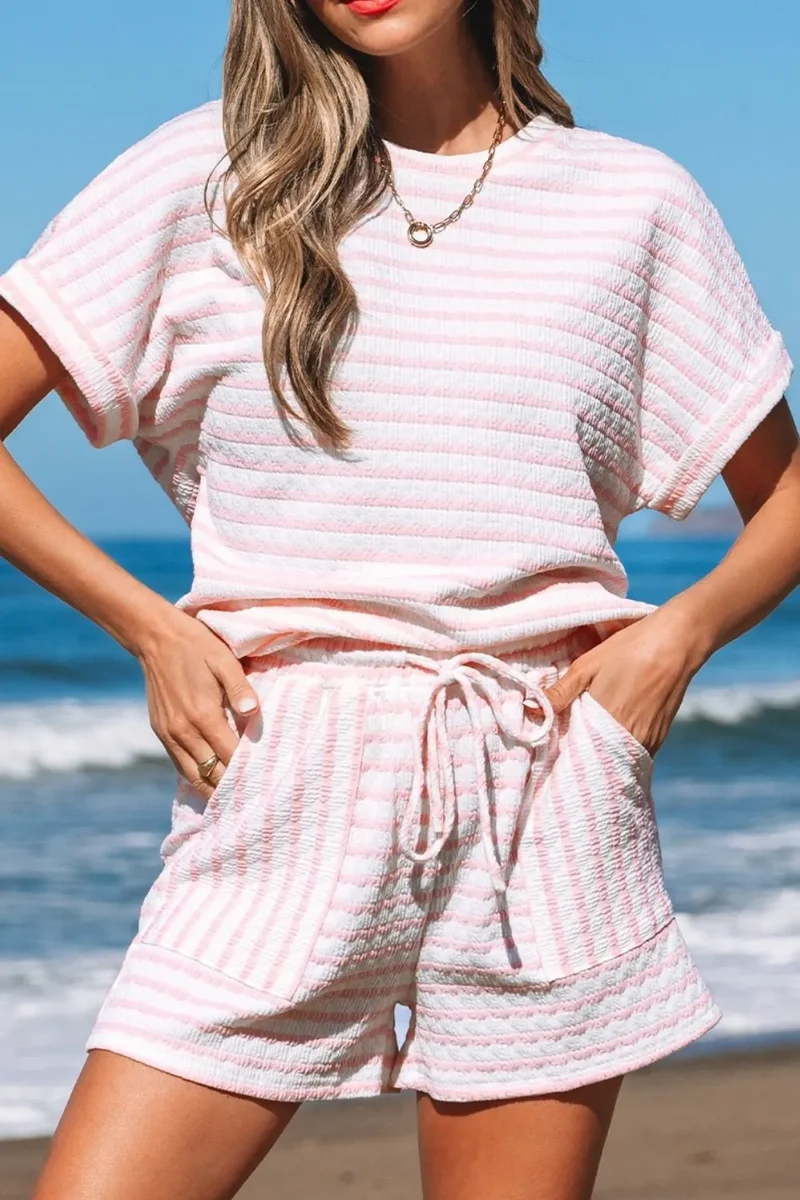 Ensemble haut à manches courtes en tricot rayé et short à cordon de serrage