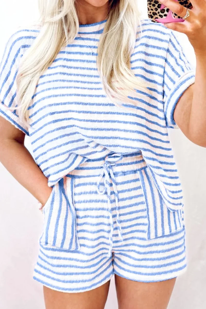 Ensemble haut à manches courtes en tricot rayé et short à cordon de serrage