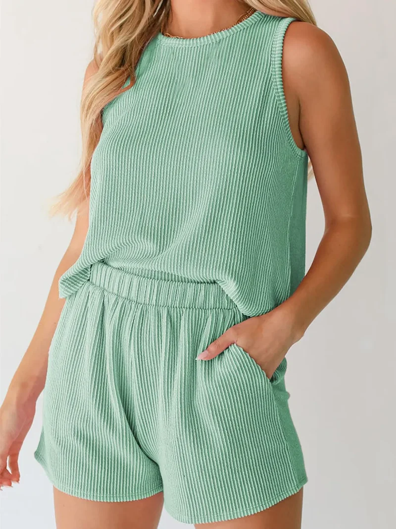 Ensemble haut sans manches et short à col rond