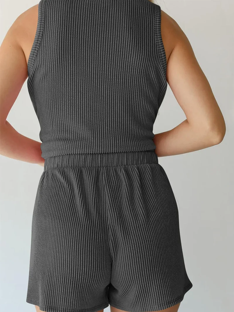 Ensemble haut sans manches et short à col rond