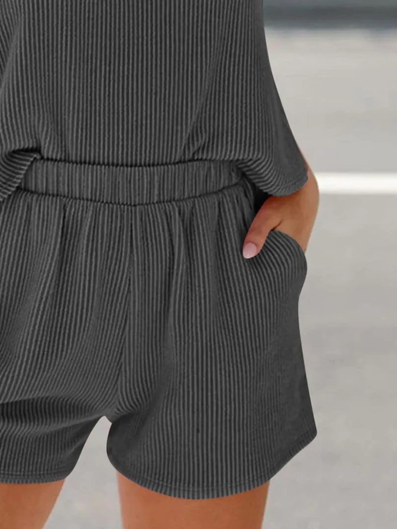 Ensemble haut sans manches et short à col rond