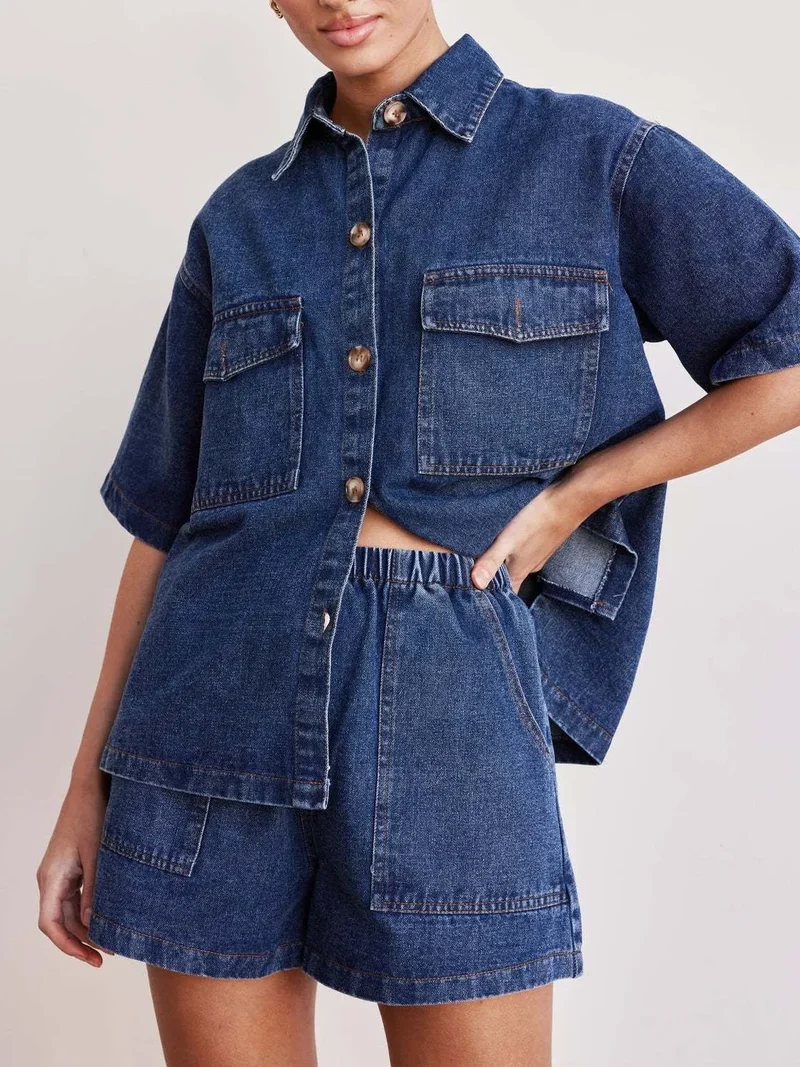 Ensemble en jean avec haut à manches courtes boutonné et short