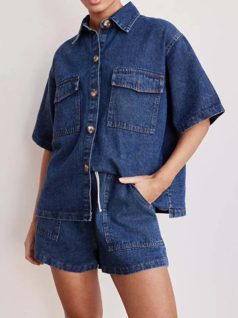 Ensemble en jean avec haut à manches courtes boutonné et short