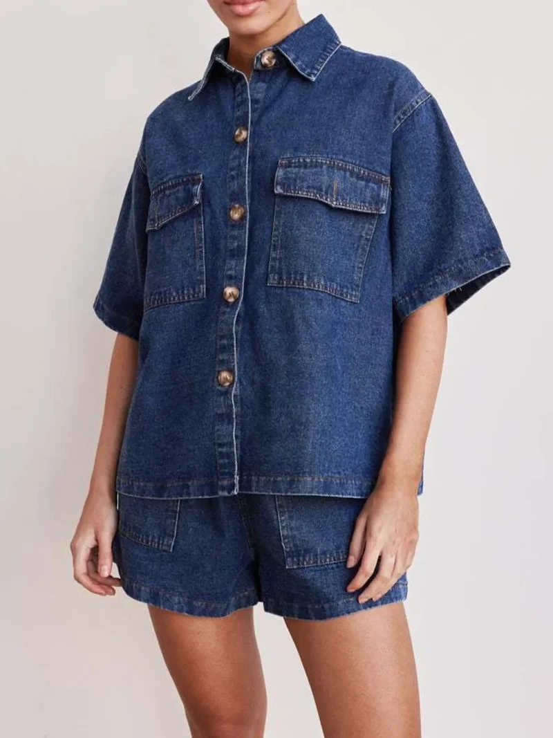 Ensemble en jean avec haut à manches courtes boutonné et short