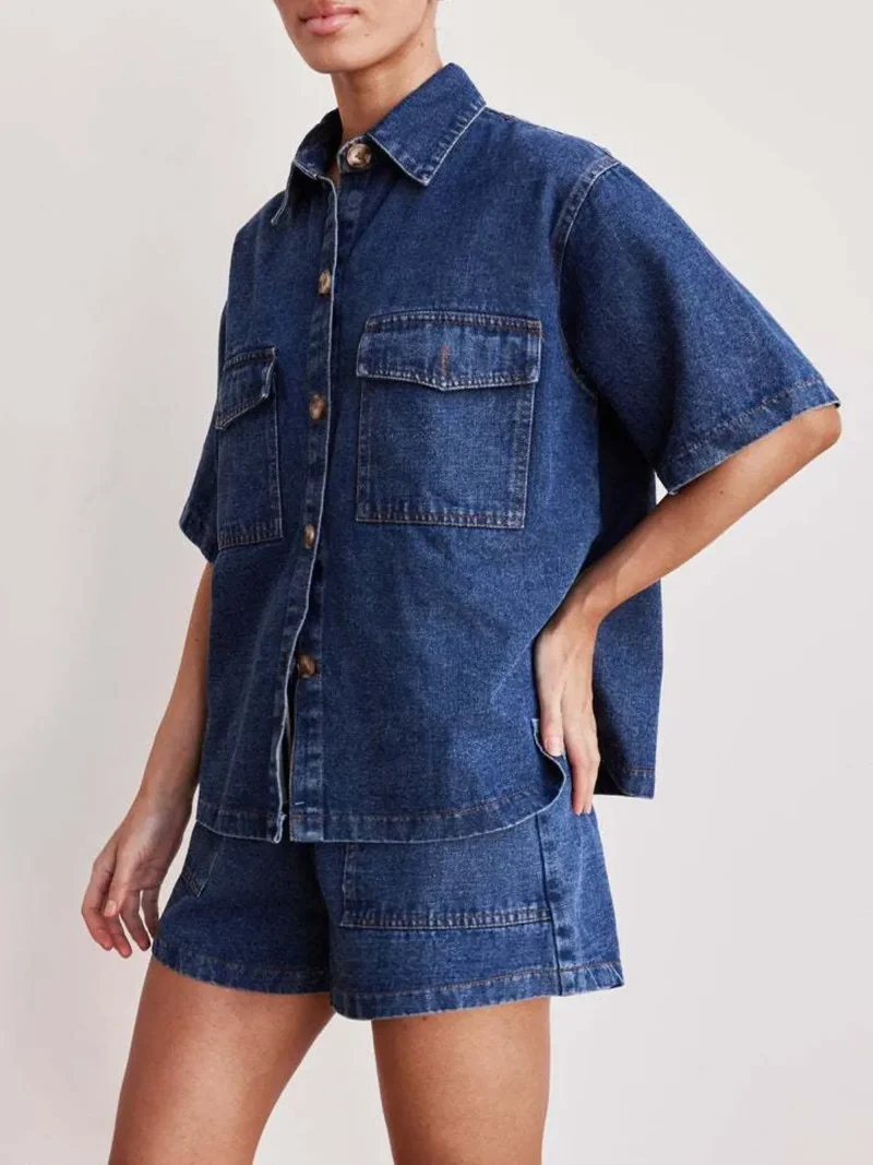 Ensemble en jean avec haut à manches courtes boutonné et short