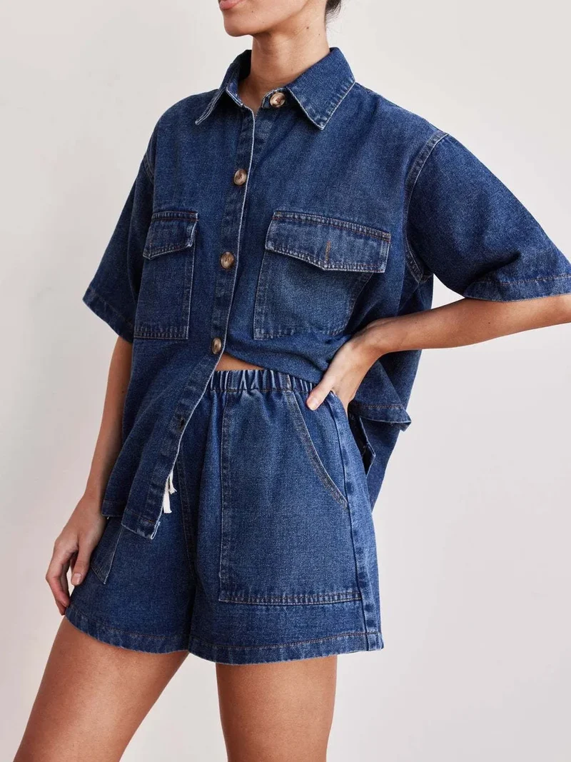 Ensemble en jean avec haut à manches courtes boutonné et short
