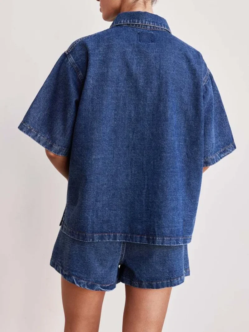 Ensemble en jean avec haut à manches courtes boutonné et short