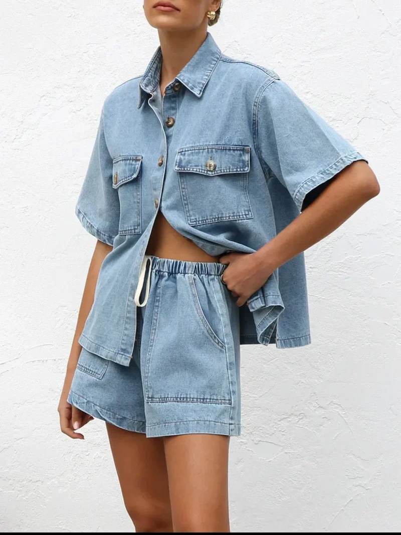 Ensemble en jean avec haut à manches courtes boutonné et short
