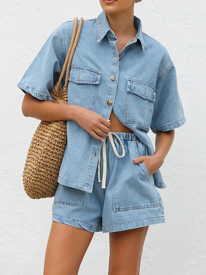Ensemble en jean avec haut à manches courtes boutonné et short