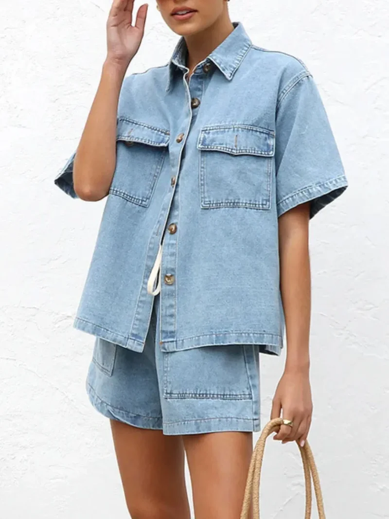 Ensemble en jean avec haut à manches courtes boutonné et short
