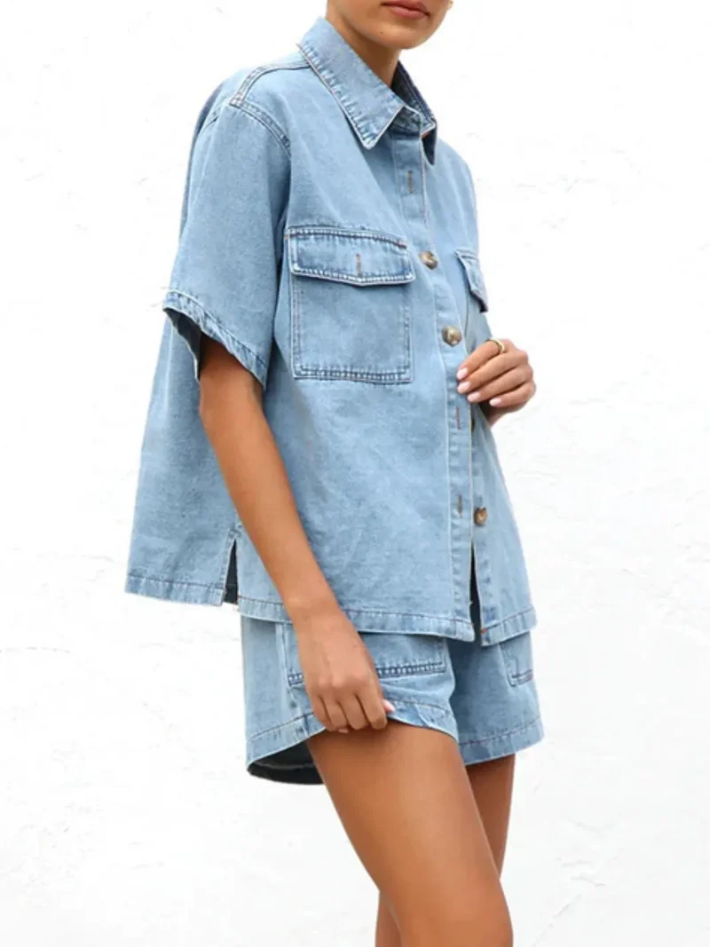 Ensemble en jean avec haut à manches courtes boutonné et short