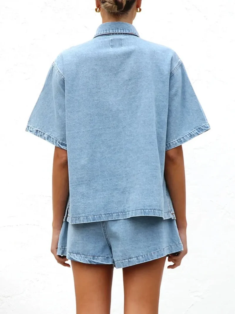 Ensemble en jean avec haut à manches courtes boutonné et short