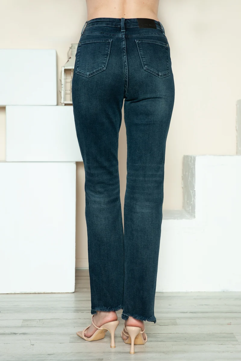 Jean droit taille haute Judy Blue avec braguette boutonnée et ourlet destroy