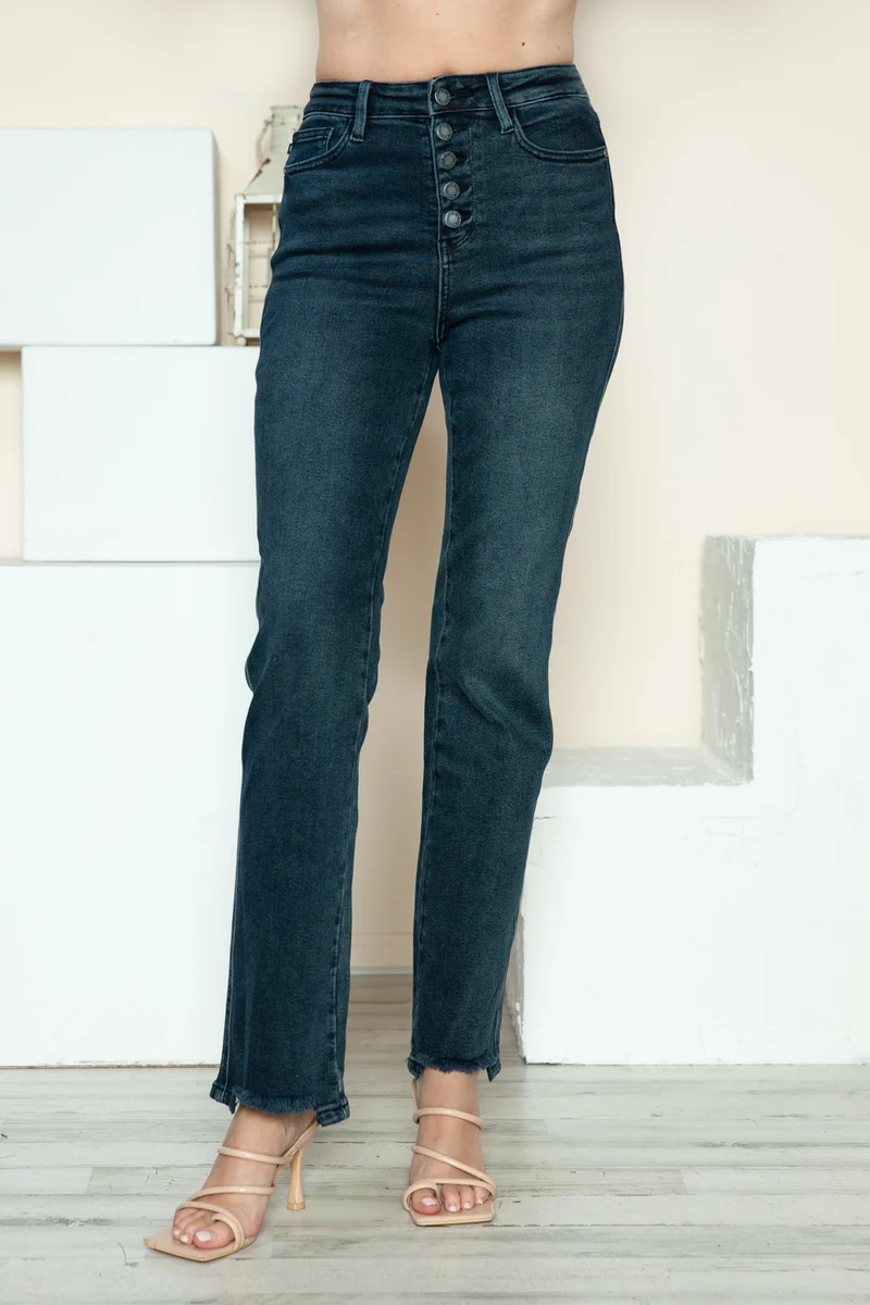 Jean droit taille haute Judy Blue avec braguette boutonnée et ourlet destroy