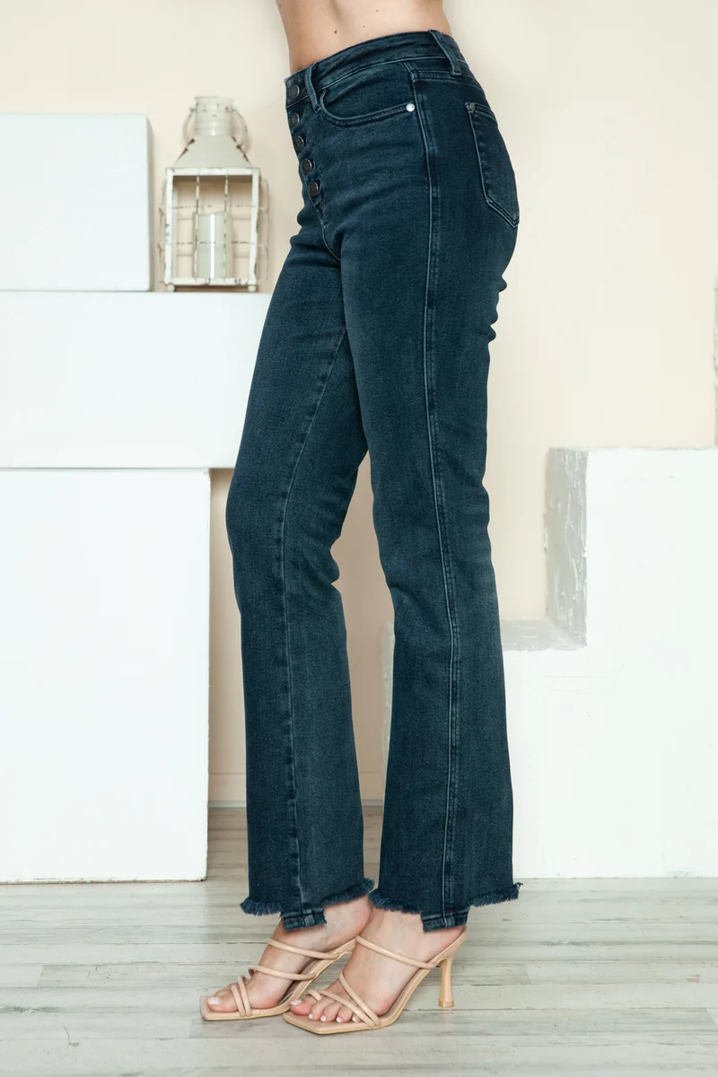 Jean droit taille haute Judy Blue avec braguette boutonnée et ourlet destroy