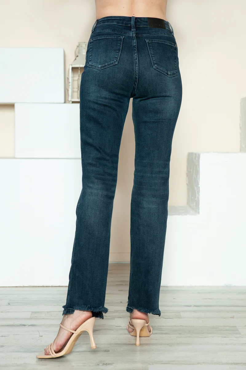 Jean droit taille haute Judy Blue avec braguette boutonnée et ourlet destroy