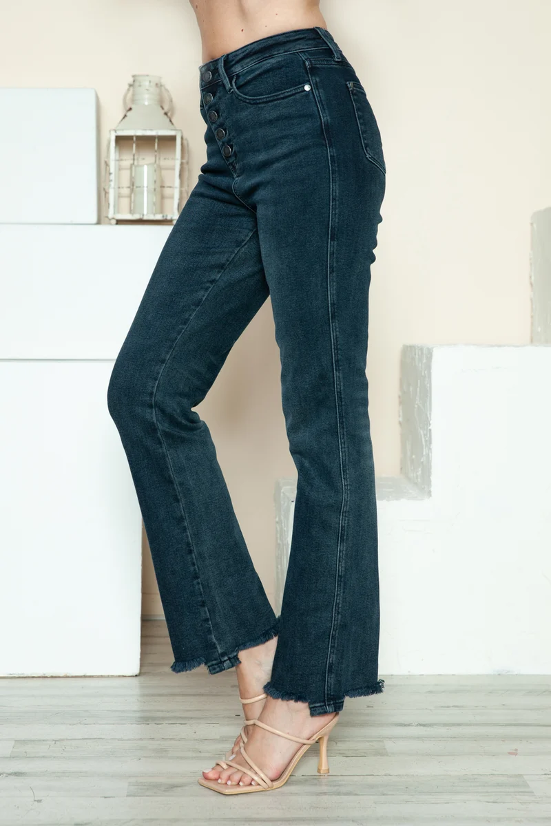 Jean droit taille haute Judy Blue avec braguette boutonnée et ourlet destroy