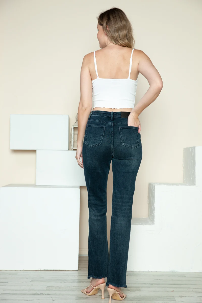 Jean droit taille haute Judy Blue avec braguette boutonnée et ourlet destroy