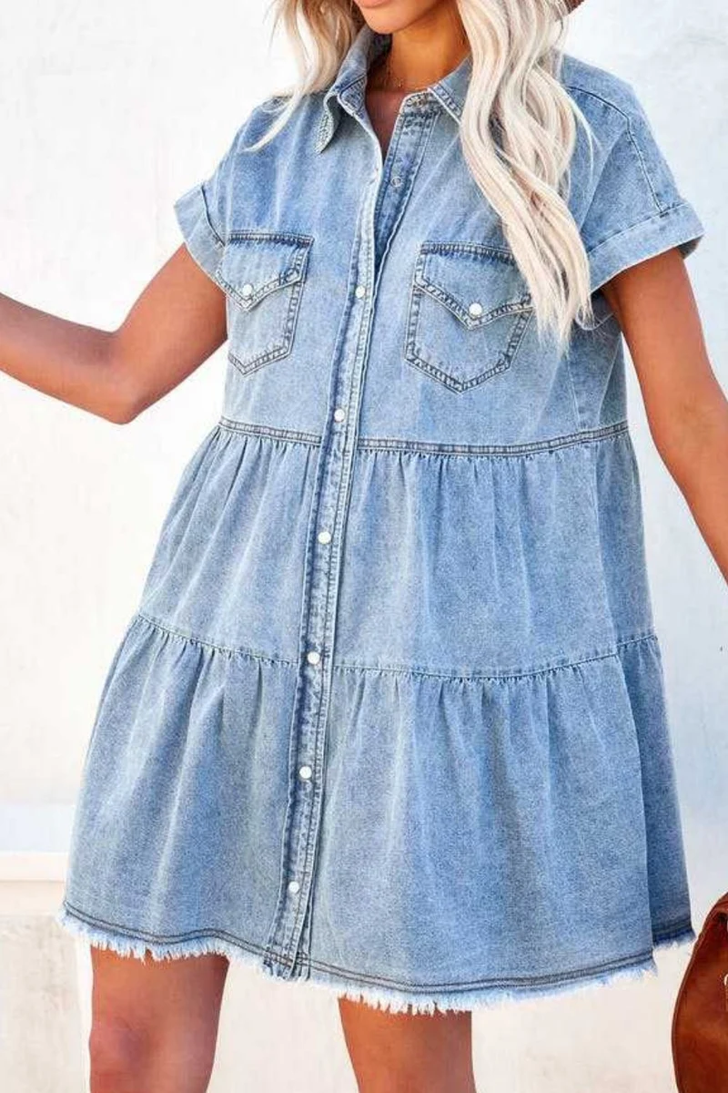 Mini-robe boutonnée en jean à ourlet brut