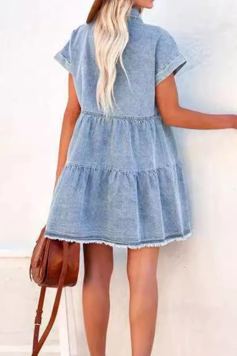 Mini-robe boutonnée en jean à ourlet brut
