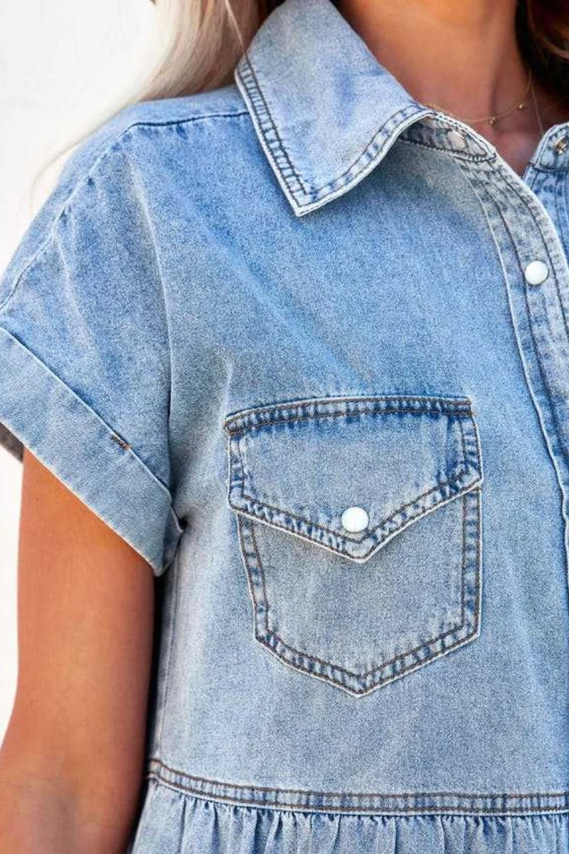 Mini-robe boutonnée en jean à ourlet brut