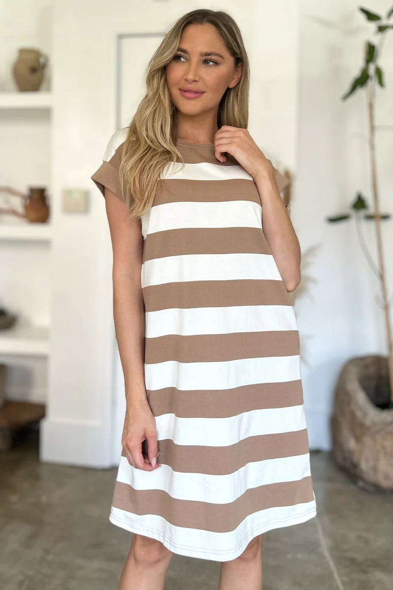 Mini-robe rayée à col rond et manches courtes Basic Bae