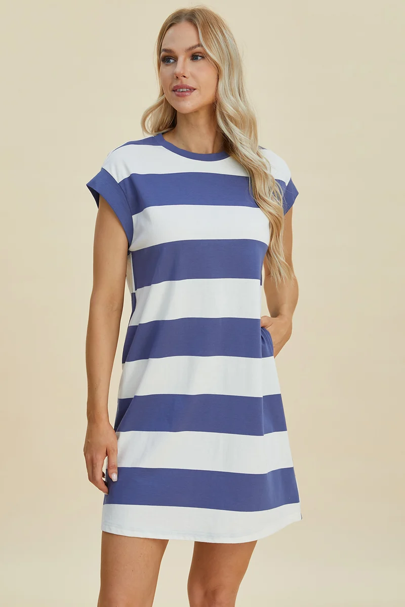 Mini-robe rayée à col rond et manches courtes Basic Bae