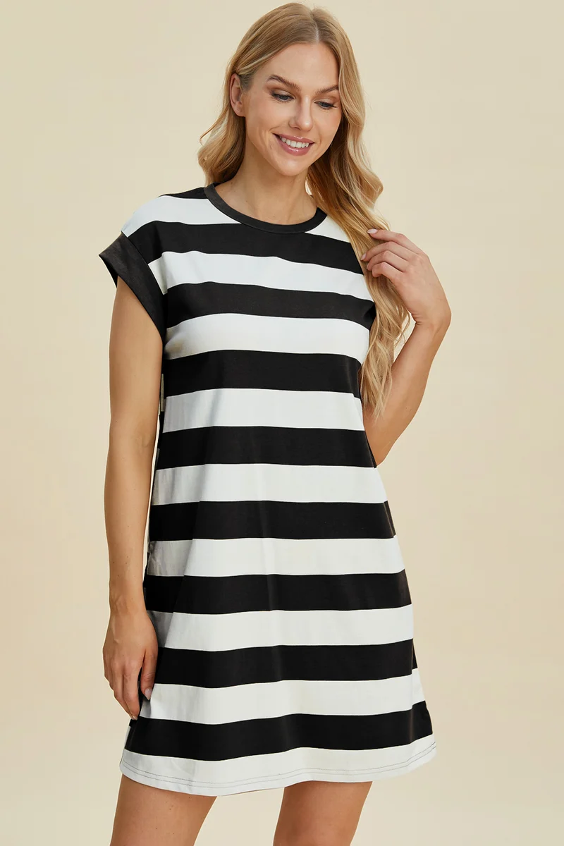 Mini-robe rayée à col rond et manches courtes Basic Bae