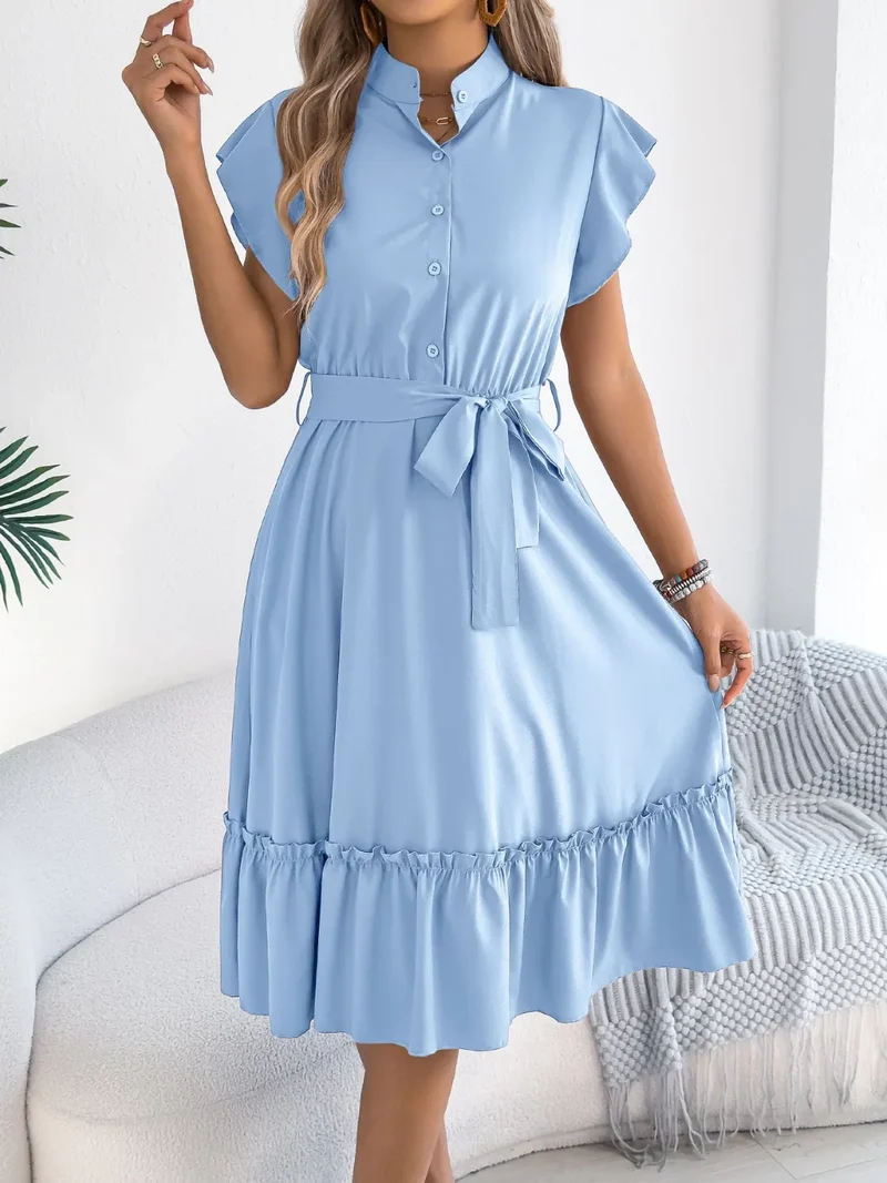 Robe à manches courtes et volants avec ceinture nouée