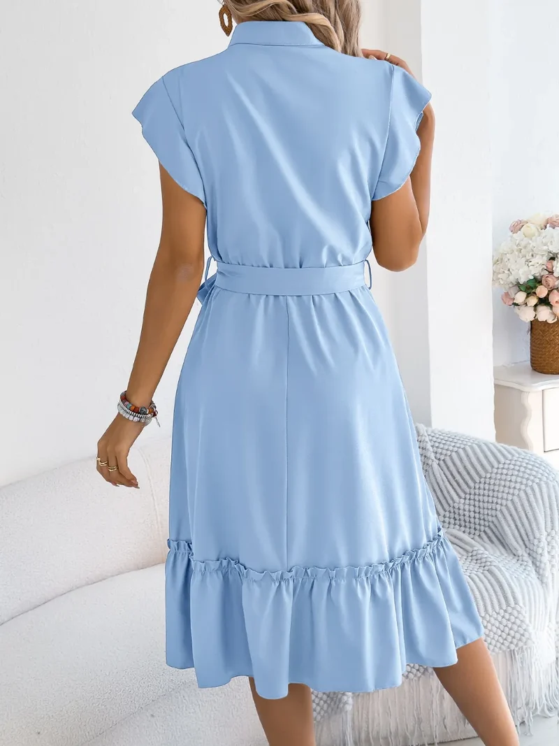 Robe à manches courtes et volants avec ceinture nouée