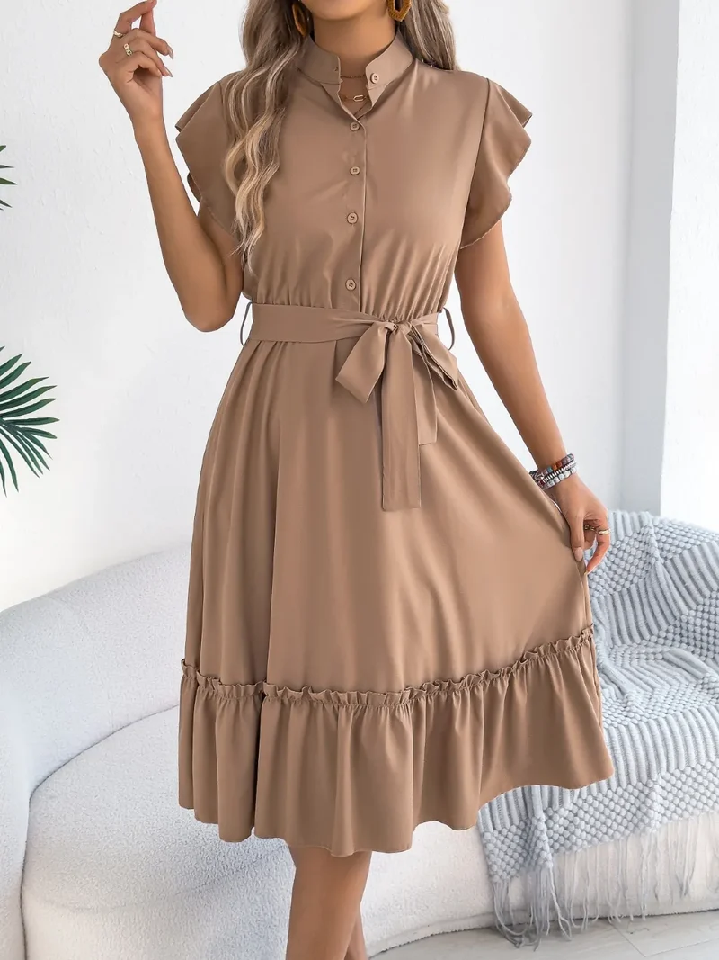 Robe à manches courtes et volants avec ceinture nouée