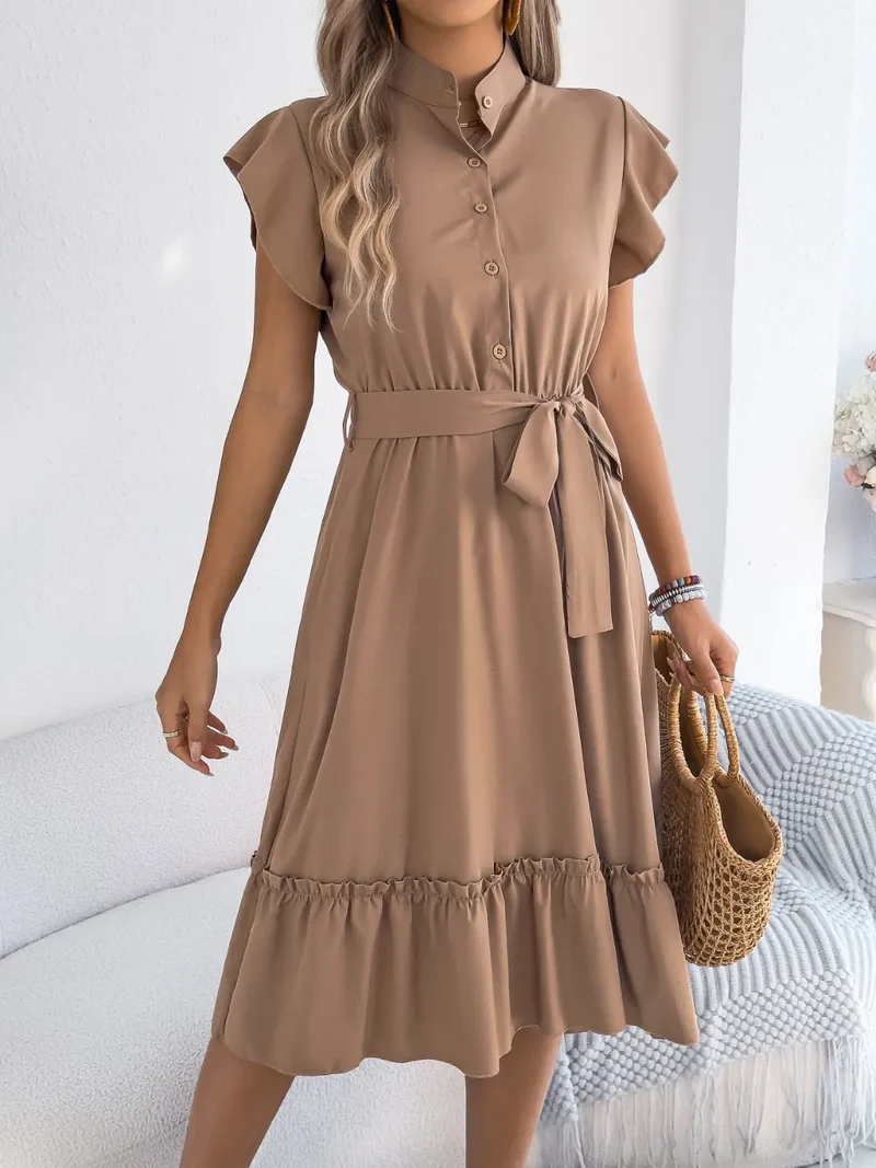 Robe à manches courtes et volants avec ceinture nouée
