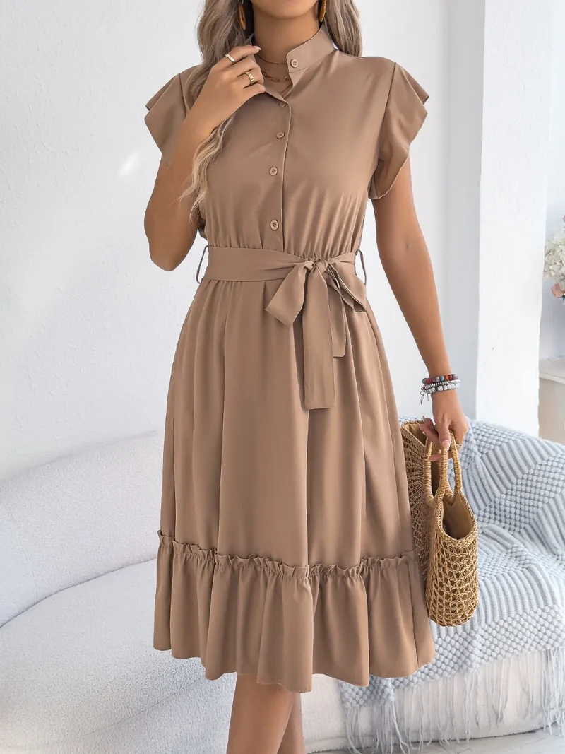 Robe à manches courtes et volants avec ceinture nouée