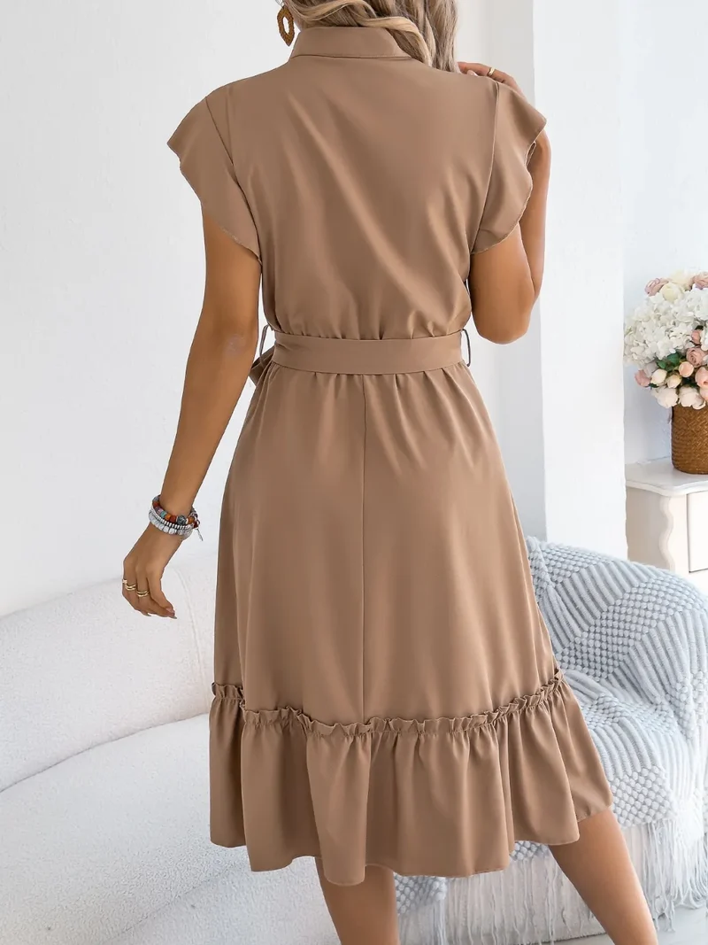 Robe à manches courtes et volants avec ceinture nouée