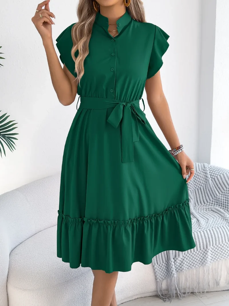 Robe à manches courtes et volants avec ceinture nouée