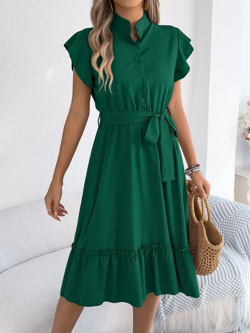 Robe à manches courtes et volants avec ceinture nouée