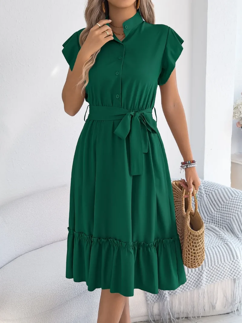 Robe à manches courtes et volants avec ceinture nouée