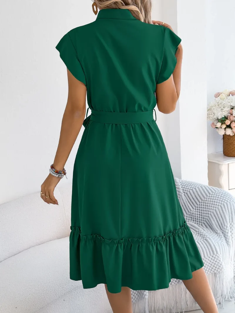 Robe à manches courtes et volants avec ceinture nouée
