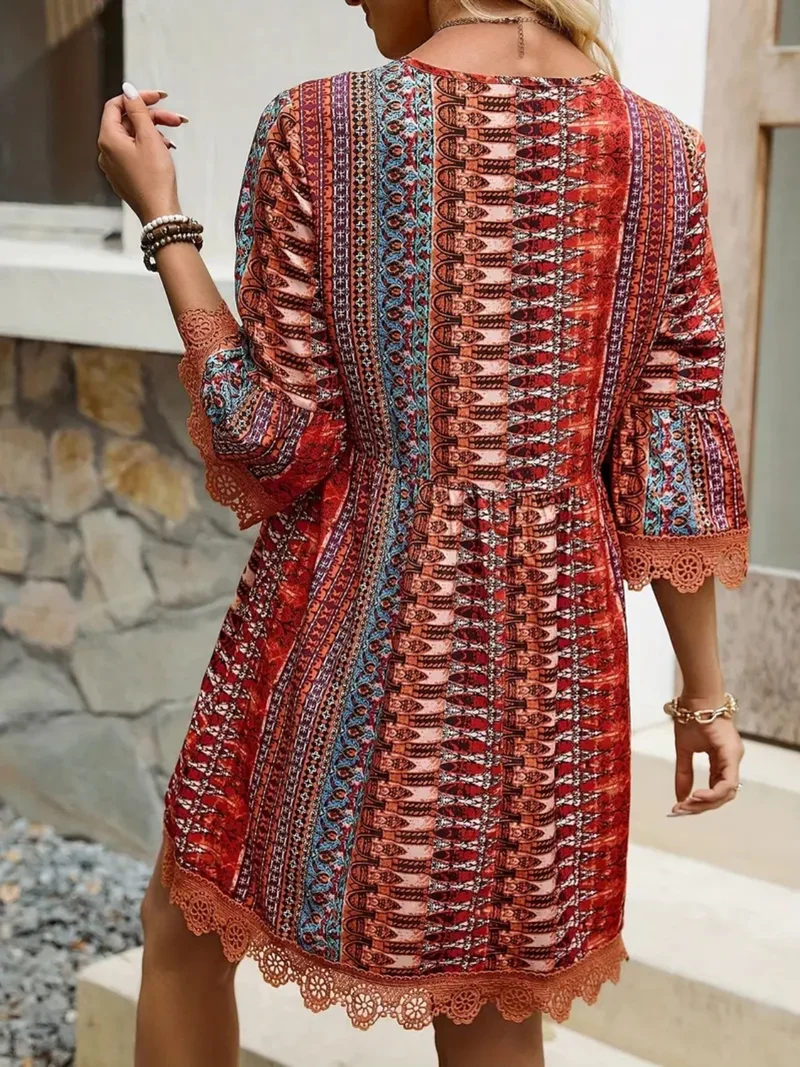 Robe imprimée à col en V et manches 3/4 avec bordure en dentelle